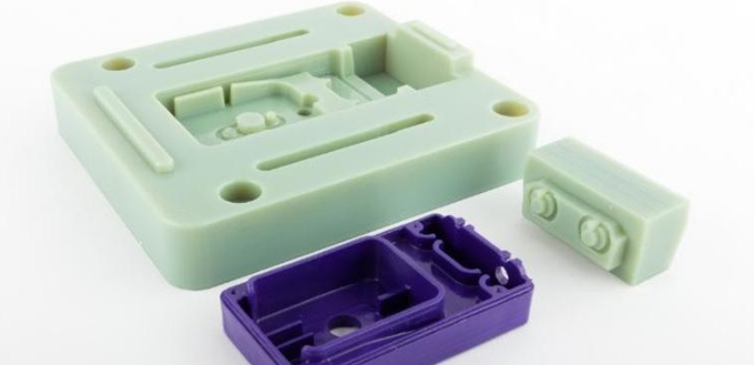 What is the difference between injection molding and FDM
